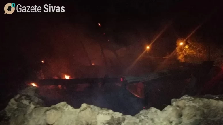 Sivas'ta Köyde Çıkan Yangın Faciası: 4 Samanlık ve 2 Ahır Kül Oldu
