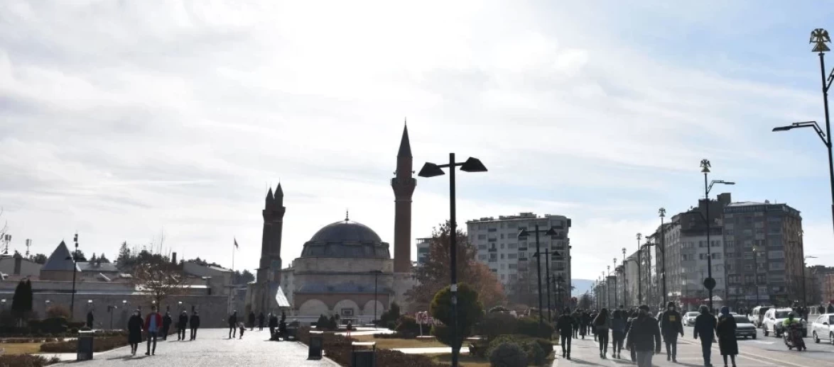 Sivas'ta Baharın Müjdecisi: Karlar Eridi, Parklar Şenlendi!