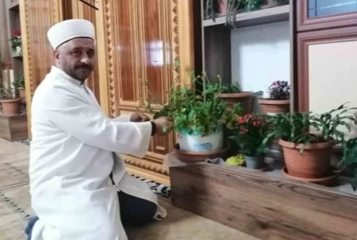 Tokatlı İmam, Camiyi Adeta Bir Çiçek Bahçesine Dönüştürdü!