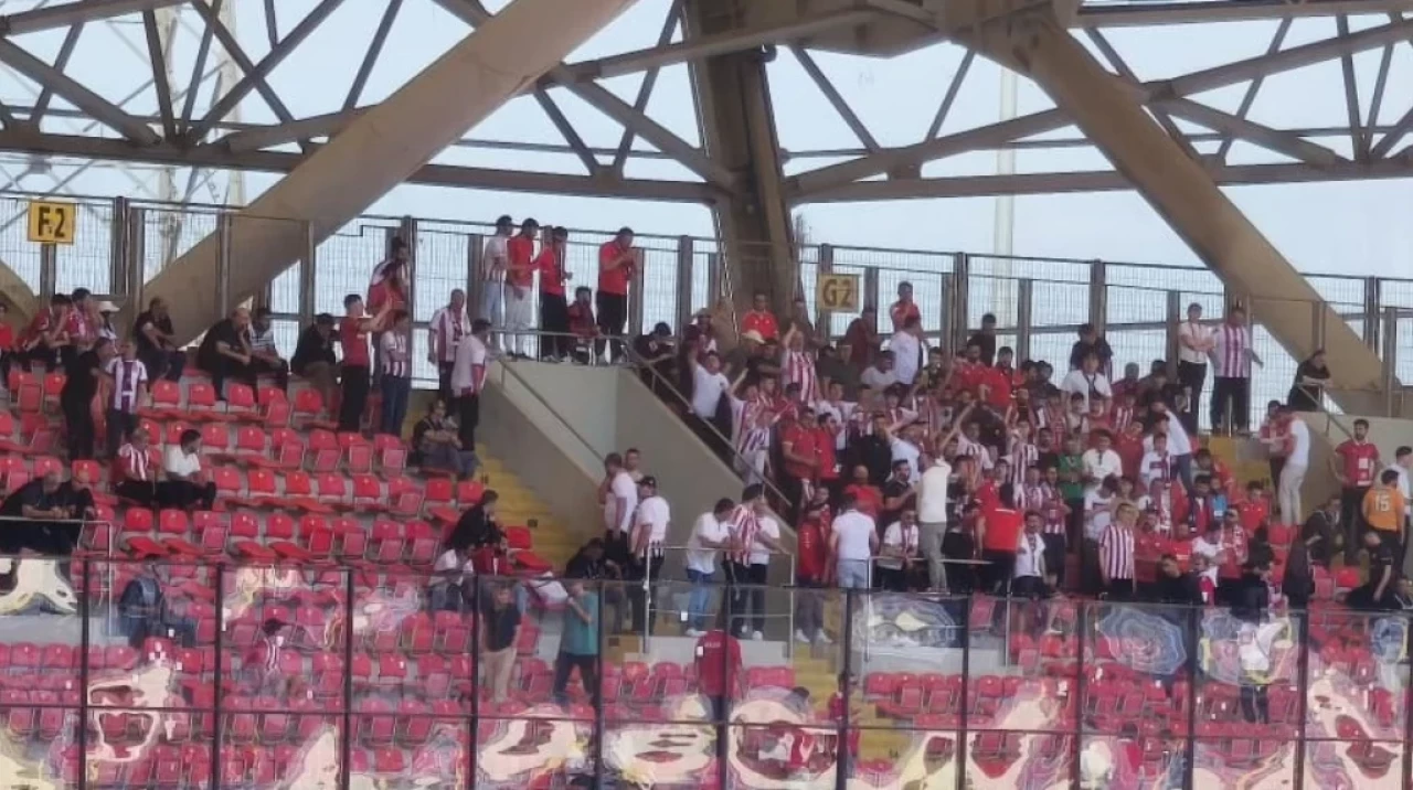 Sivasspor Taraftarları Deplasmanda Takımlarını Yalnız Bırakmadı, Tribünde Coşkuyla Destek Verdiler