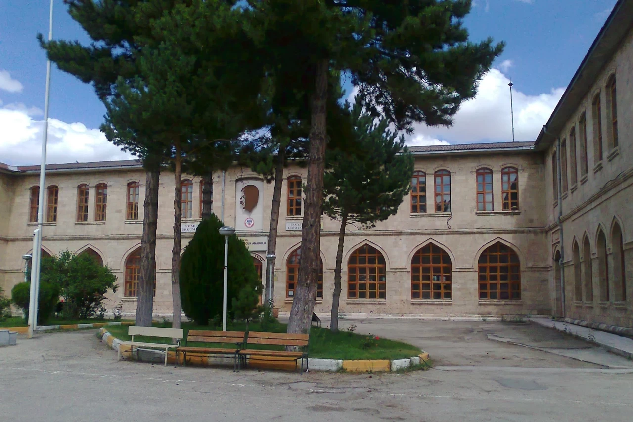 Sivas'ta Tarihi Bir Okulun Kapanışı: Selçuk Lisesi'nde Hüzünlü Ayrılık!