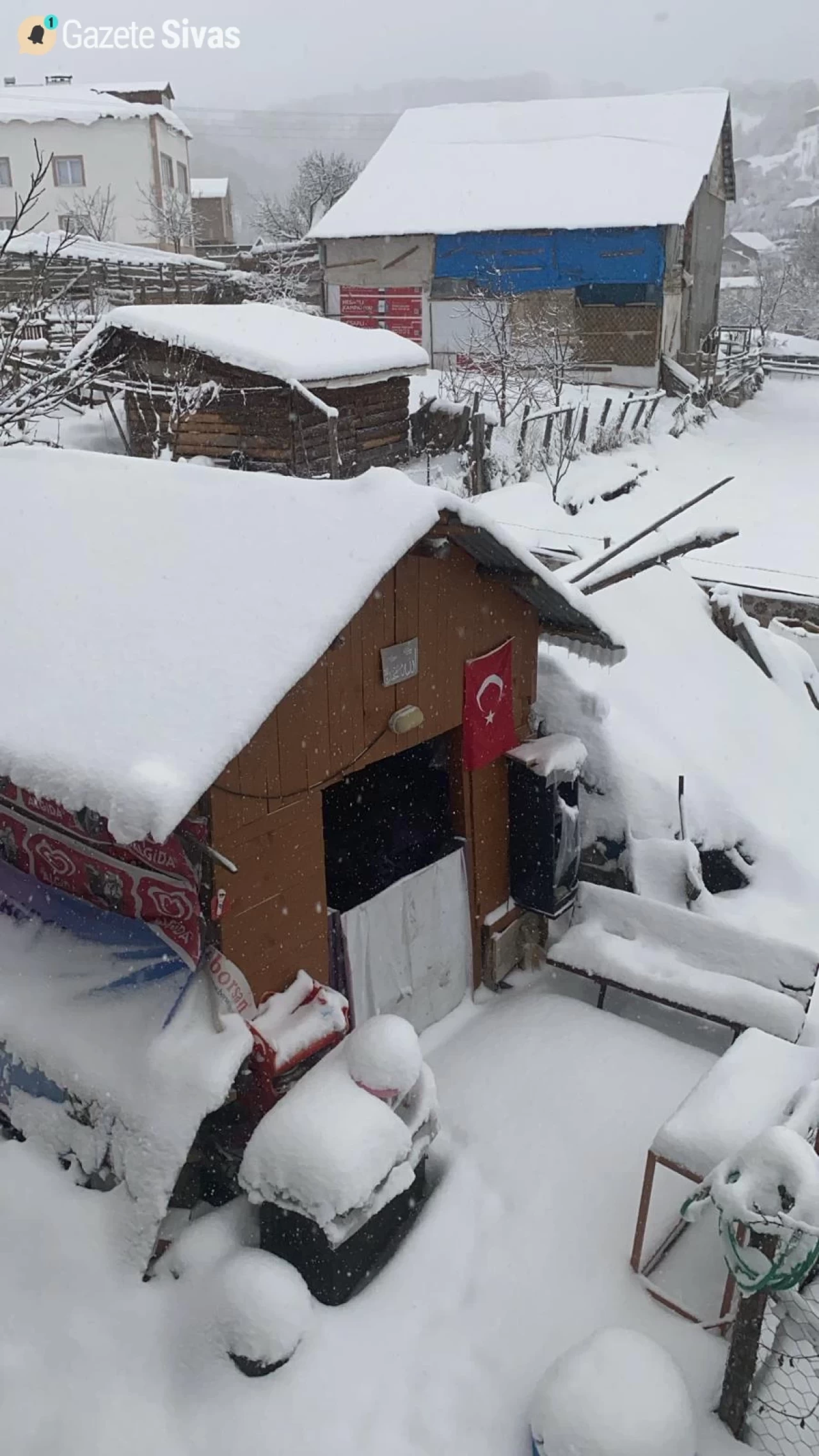 Kızılelma Köyü'nde Nisan Ayında Beklenmeyen Kar Yağışı!