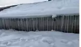 Sivas'ta Evlerin Çatılarındaki Dev Buz Sarkıtları Endişe Yaratıyor!