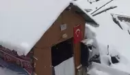 Kızılelma Köyü'nde Nisan Ayında Beklenmeyen Kar Yağışı!