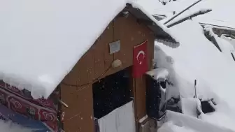 Kızılelma Köyü'nde Nisan Ayında Beklenmeyen Kar Yağışı!