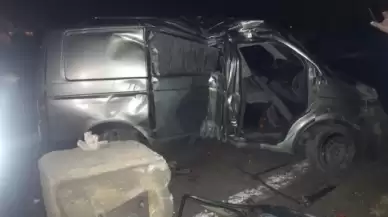 Sivas'ta Minibüs, Yolculuk Sırasında Direğe Çarptı ve Sürücü Kaza Sonucu Son Anda Durabildi.