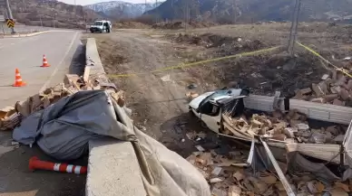 Kamyonet, İstinat Duvarını Aşarak Devrildi: Petek Ballar Yola Saçıldı, Sürücü Yaralı!