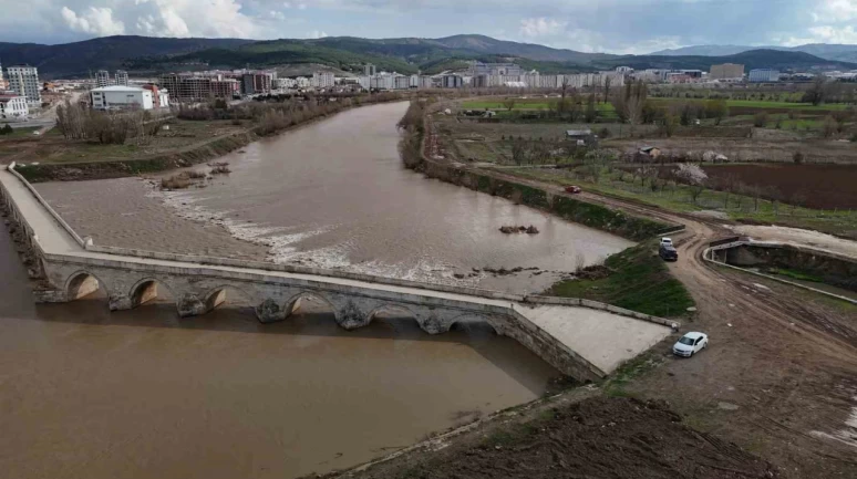 Sivas'ta Bereketli Yağmurlar Çiftçileri Mutlu Etti: Tarım Ürünleri İçin Büyük Bir Umut Işığı Doğdu