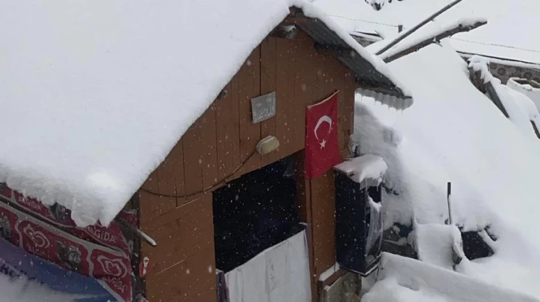Kızılelma Köyü'nde Nisan Ayında Beklenmeyen Kar Yağışı!
