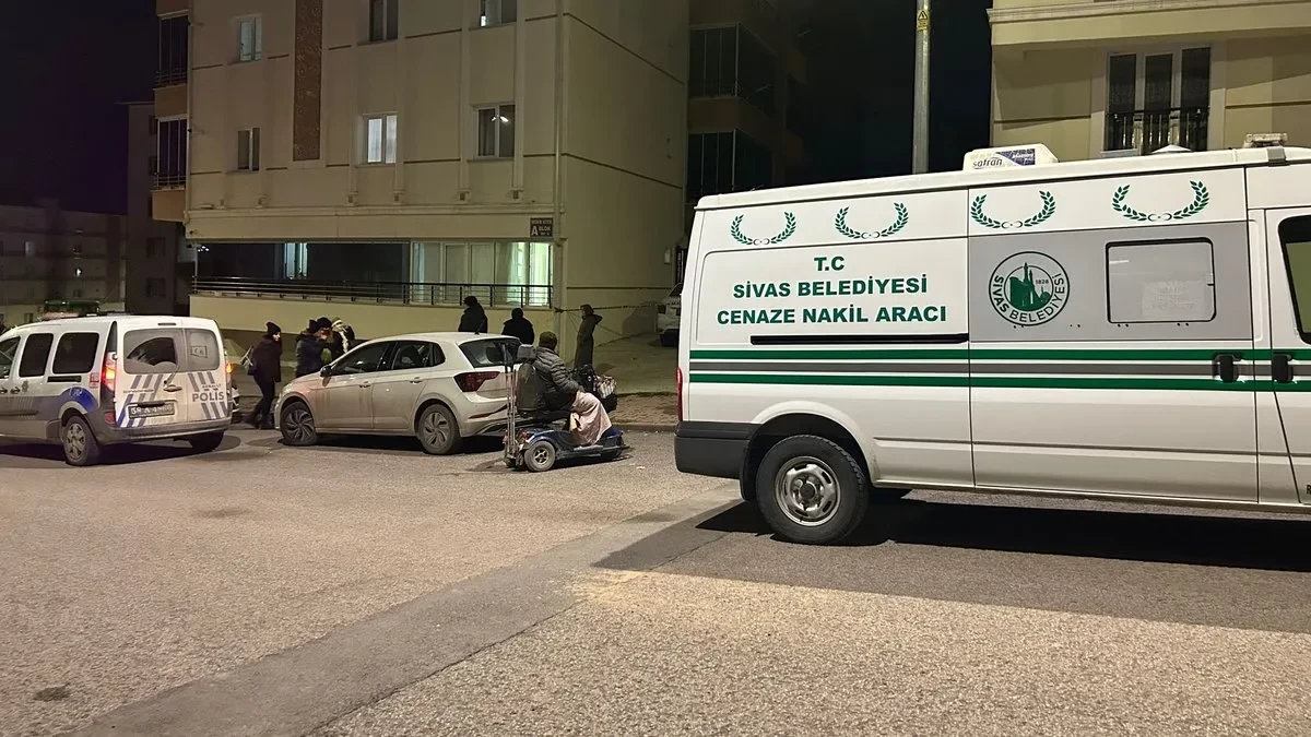 Sivas'ta dehşet verici bir olay yaşandı! Bir şahıs, annesini boğarak kardeşini tabanca ile vurdu.