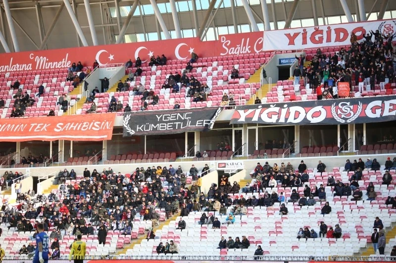 Sivasspor Krizde: Transfer Hataları ve PFDK Kararı Taraftarları Endişelendiriyor!