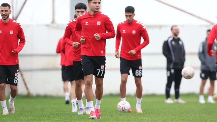 Sivasspor futbolcuları Ümraniyespor maçı hazırlıkları kapsamındaki antrenmanda ısınırken