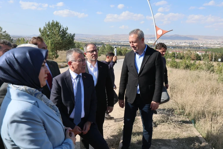 Başkan Adem Uzun, Abdullah Güler ve Vali Yılmaz Şimşek Sivas Cumhuriyet Üniversitesi yeni hastane bağlantı yolunda heyete bilgi verirken