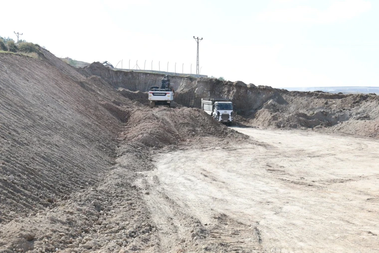 Sivas Belediyesi'nin yapımını sürdürdüğü yeni hastane bağlantı yolu güzergâhında hafriyat çalışması