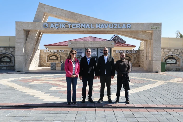 Başkan Adem Uzun ve gazeteciler Sıcak Çermik açık termal havuzlar girişinde