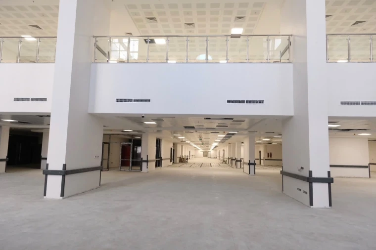 Sivas Cumhuriyet Üniversitesi yeni hastanesinin geniş giriş holü ve galeri katları