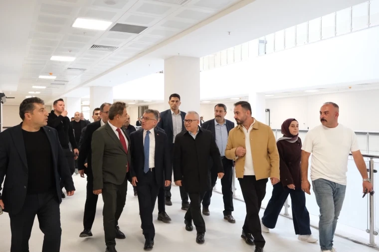 Vali Yılmaz Şimşek ve heyet Sivas Cumhuriyet Üniversitesi yeni hastanesinin koridorlarını gezerken