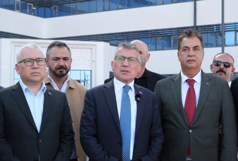 Sivas Cumhuriyet Üniversitesi yeni hastane binası önünde inceleme yapan heyet