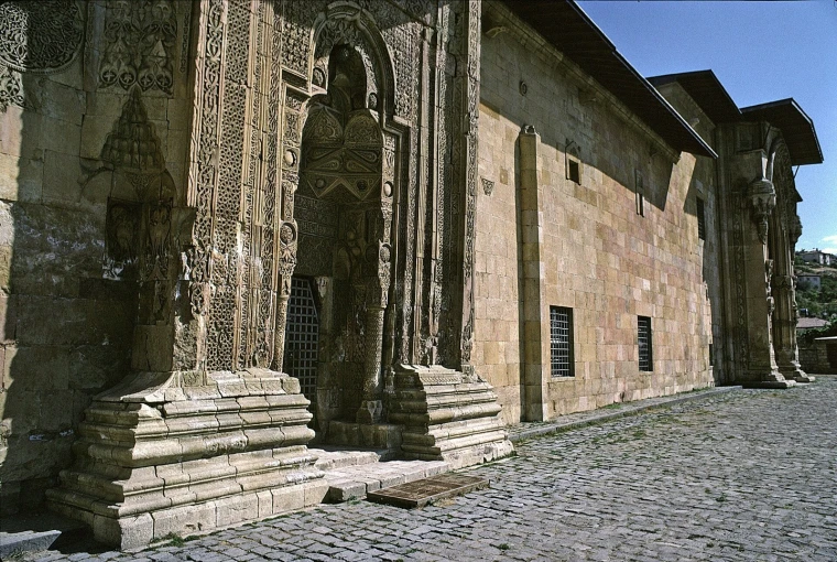 Divriği Ulu Camii'nin güneybatı taç kapısı ve caminin taş cephesi