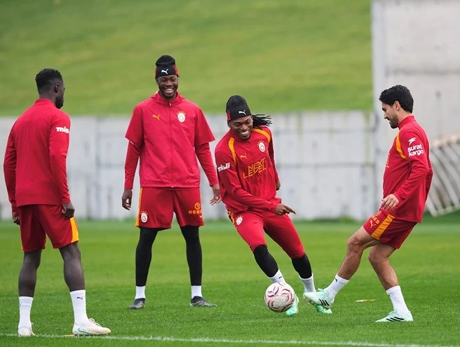 Galatasaraylı futbolcular Fenerbahçe derbisi öncesi Kemerburgaz'daki antrenmanda