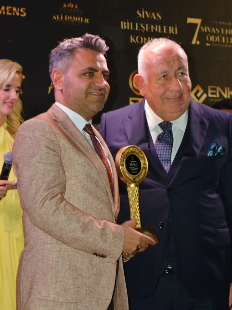 Sivas Cumhuriyet Üniversitesi öğretim üyesi Doç. Dr. Emre Hastaoğlu'nun ödül aldığı 7. Uluslararası Sivas'ın Enleri Ödül Töreni'nden bir kare