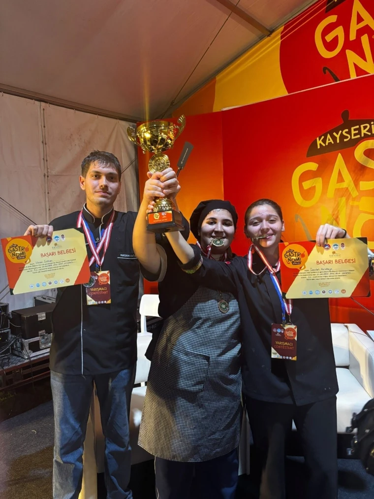 Sivas Cumhuriyet Üniversitesi öğrencileri Kayseri Gastrofest kupasıyla
