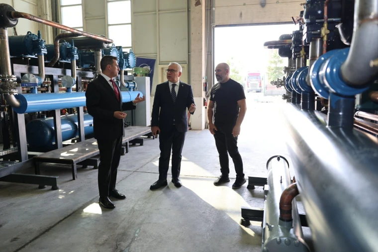 Vali Yılmaz Şimşek Frigoline fabrikasında soğutma üretimini inceliyor