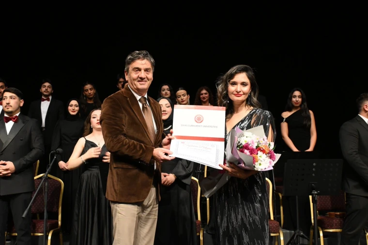 Sivas'taki fasıl konserinin sonunda sanat yönetmenine teşekkür belgesi verildi