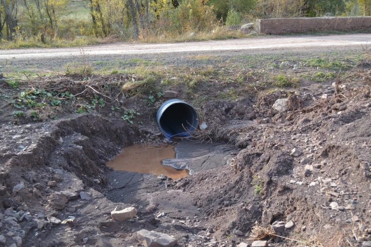 Zara'da selin hasar verdiği köy yolu ve menfez çevresinde çamur birikintisi