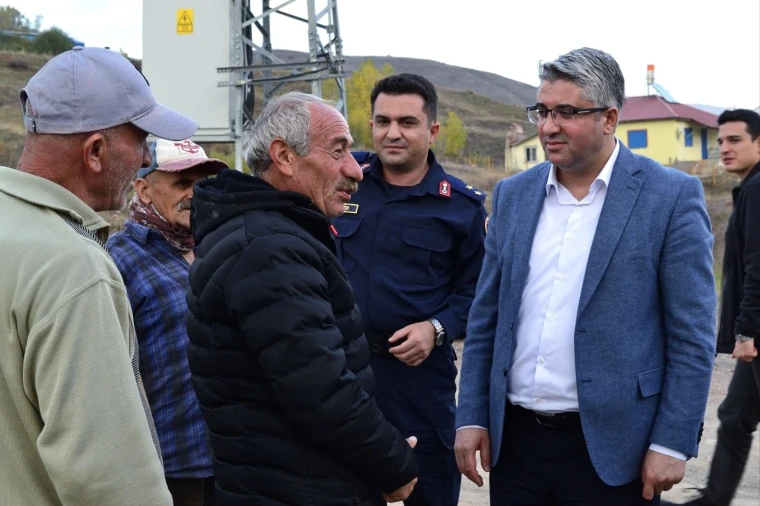 Zara Kaymakamı Malik Çalışır köy sakinleri ve jandarma ile görüşürken