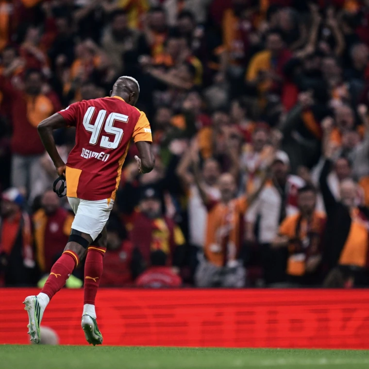 Victor Osimhen, Fenerbahçe derbisinde attığı golün ardından sevinç koşusunda