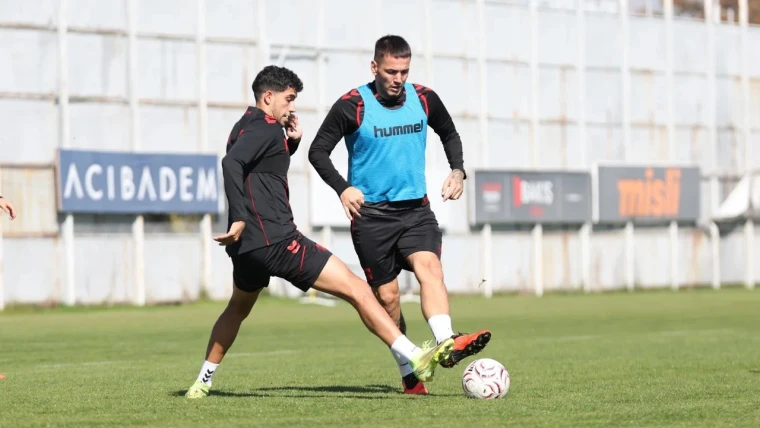 Sivasspor futbolcuları Ümraniyespor maçı hazırlıkları kapsamındaki antrenmanda (arşiv)