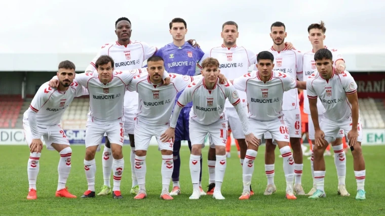 Sivasspor futbolcuları Ümraniyespor maçı öncesinde takım fotoğrafı verirken