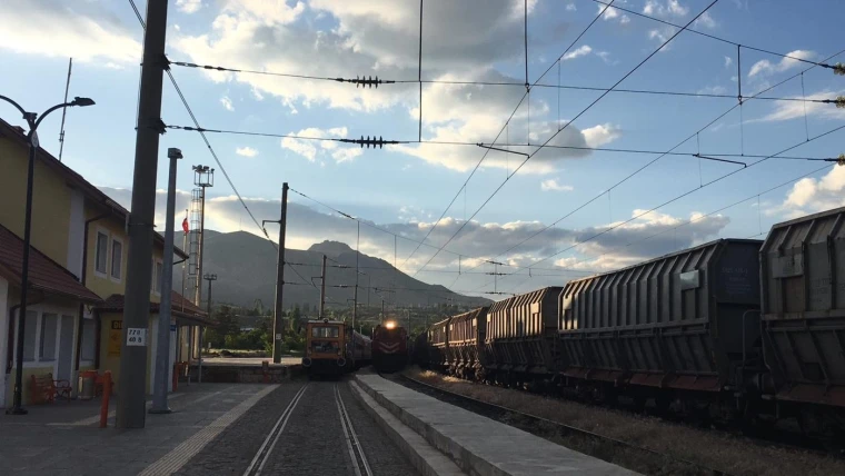 Divriği tren istasyonunda peronda bekleyen tren
