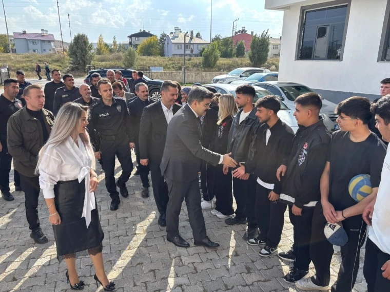 İmranlı Kaymakamı Mehmet Sevban Gökbunar yüksekokul öğrencileriyle tokalaşırken