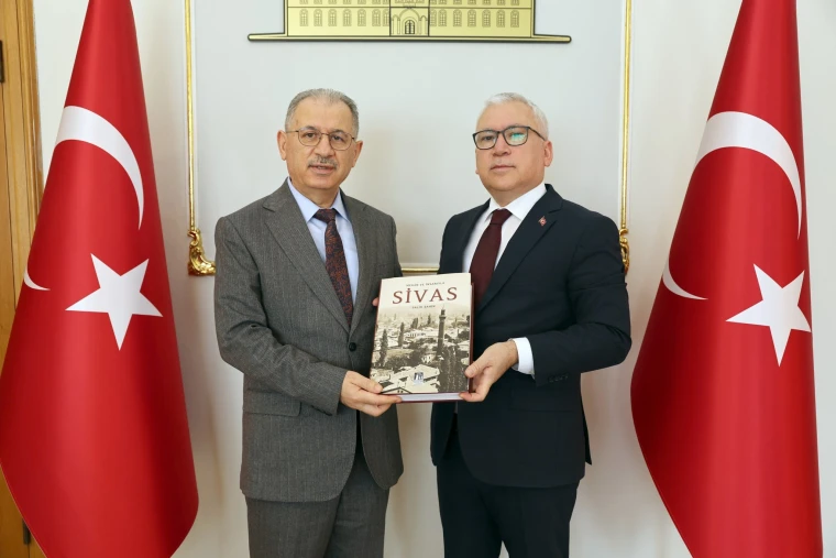 Sivas Valiliği'nde Mekân ve İnsanıyla Sivas kitabı takdim edilirken