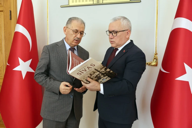 Sivas Valiliği makamında Mekân ve İnsanıyla Sivas kitabı inceleniyor