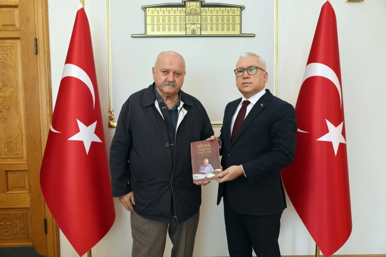 Sivas Tarihine Notlar kitabı Vali Yılmaz Şimşek'e sunuldu