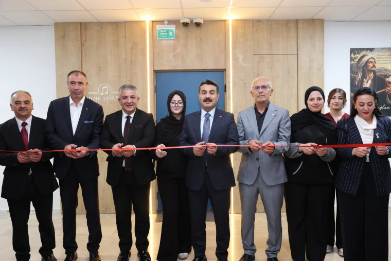 Sivas'ta meslek lisesinde Kültür-Edebiyat Sokağı açılış kurdelesi kesildi