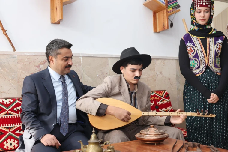 Öğrencilerin hazırladığı Roman Kahramanları Kıyafet Sergisi