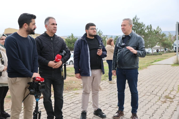 Sivas Belediye Başkanı Adem Uzun gazetecilere projeler hakkında bilgi veriyor