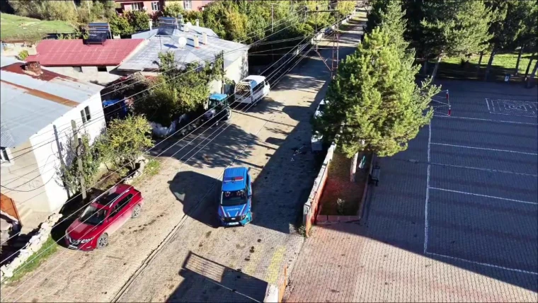 Yapak köyünde jandarma aracının drone ile çekilen havadan görüntüsü