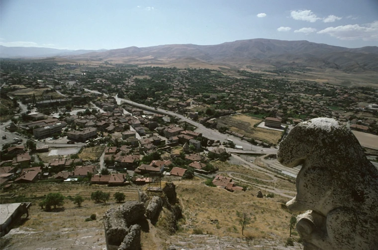 Divriği Kalesi'nden ilçe merkezi ve çevredeki dağlar
