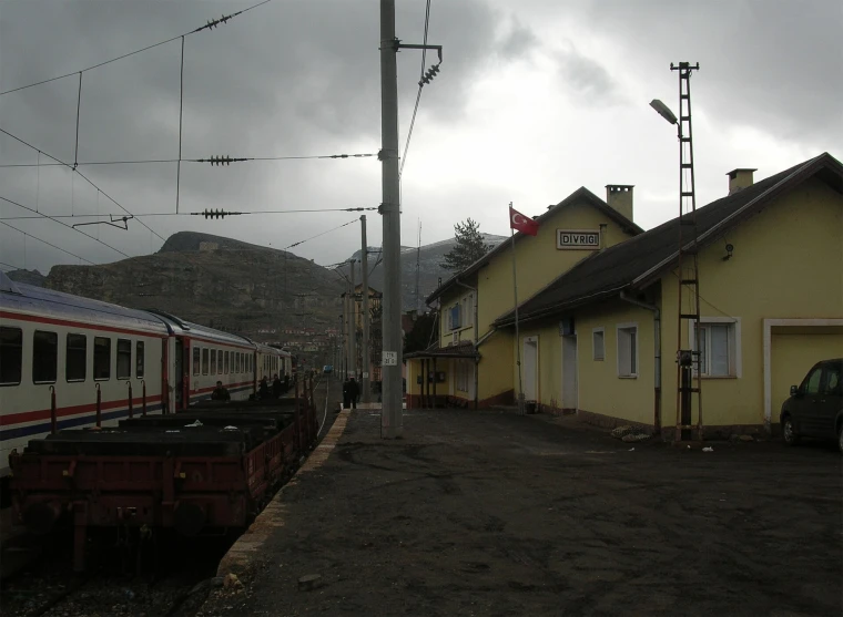 Divriği tren istasyonu binası ve perondaki yolcu treni