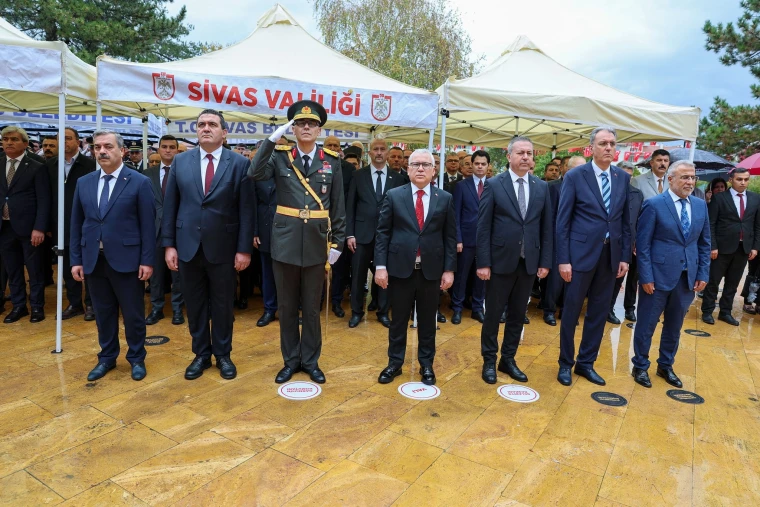 Sivas Atatürk Anıtı önünde 29 Ekim çelenk töreninde protokol üyeleri