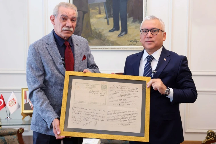 Vali Yılmaz Şimşek, Yüzbaşı Abdülkadir'in belgesini torunu Dr. Selahi Ertürk'e teslim ediyor