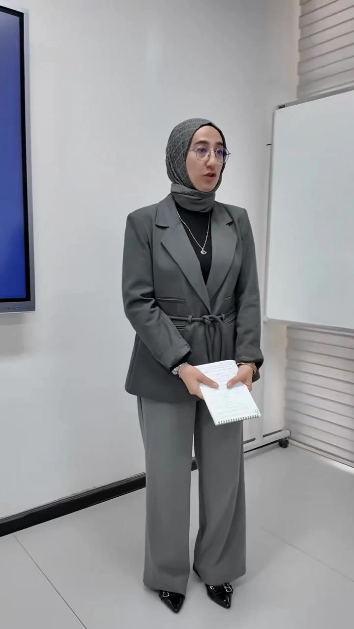 Ayşe Nur Çayır Öztürk sunum sırasında