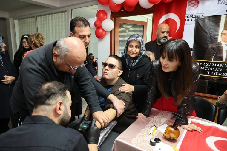 Sivas'ta engelli derneğinde bir gencin koluna Sevgi İzi dövmesi yapılıyor