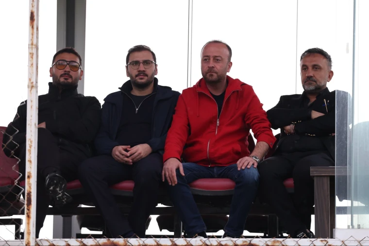 Sivasspor Başkanı Burak Özçoban ve yönetim kurulu üyeleri Çağdaş Çavuş'un ilk antrenmanını izliyor