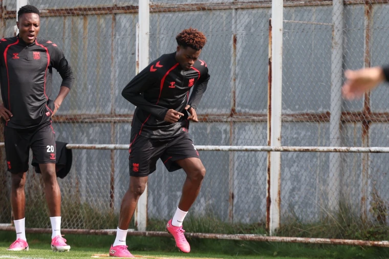 Sivasspor oyuncuları Boluspor maçı hazırlıkları kapsamında antrenmanda